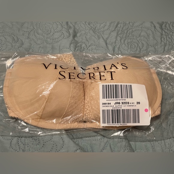 INCREDIBLE BY VICTORIA’S SECRET
Lightly-Lined Lace Plunge Bra - Picture 3 of 5